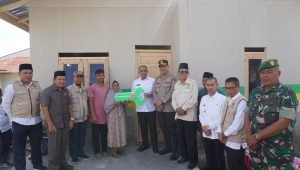 Pj Bupati Bersama Kapolres Langkat Menyerahkan Bantuan Baznas Kepada Warga Korban kebakaran