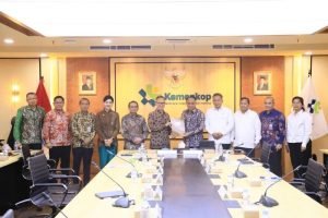OJK Terima Daftar Koperasi Jasa Keuangan dari Kemenkop