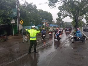 Hujan Masih Turun, Polres Langkat Ingatkan Pengendara untuk Prioritaskan Keselamatan di Jalan