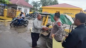 Jumat Berkah, Polisi Bagikan Nasi Kotak Kepada masyarakat Tanjung pura