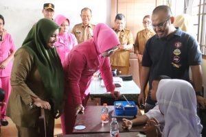 Kapolres Langkat Bersama Ketua Bhayangkari Cabang Langkat Gelar Perdana Makan Bergizi Gratis