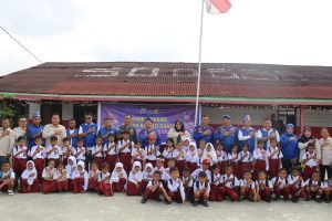 Ditpolairud Polda Sumut Gelar Bakti Sosial Makan Bergizi Gratis untuk Siswa SD di Kampung Nelayan Seberang
