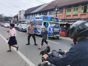 Kapolsek Pancur Batu Atur Lalu Lintas di Pasar Pancur Batu