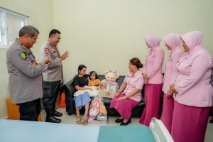 Kapolda Sumut Whisnu Hermawan Februanto dan Ketua Bhayangkari Jenguk NN, Bocah Korban Penganiayaan