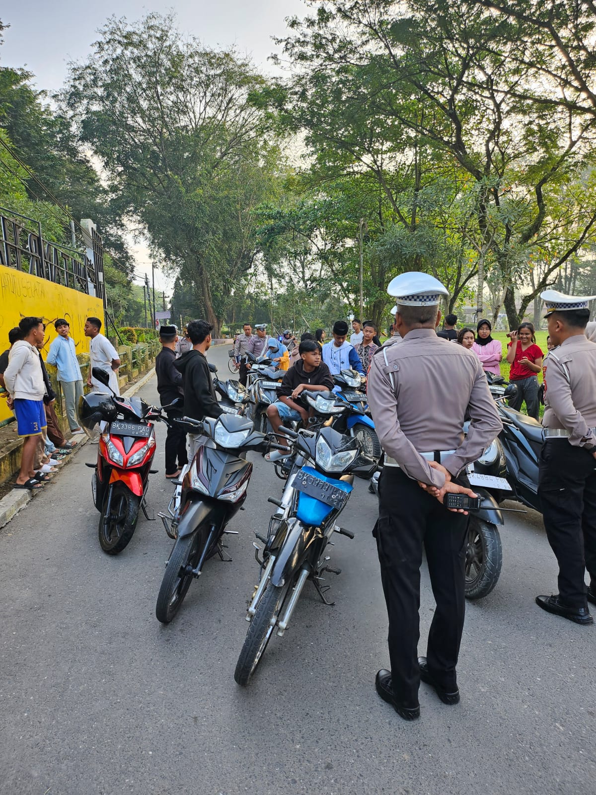 Jaga kekhusukan Ibadah Subuh ; Polres Langkat lakukan penertiban Asmara Subuh, balap liar, Knalpot brong dan permainan petasan.