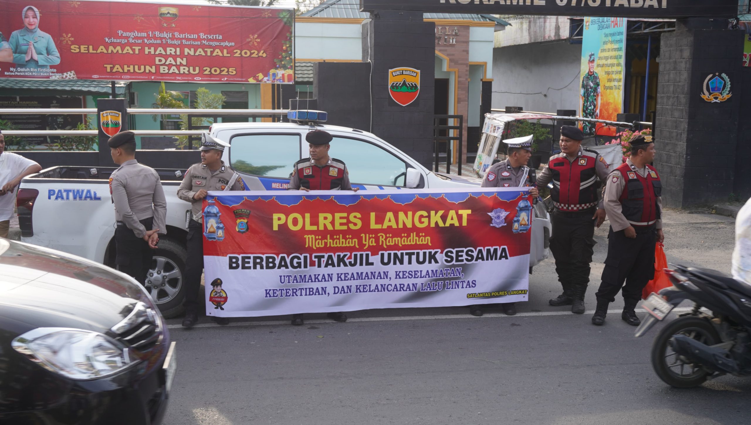 Hangatnya berbagi di bulan suci, Polres Langkat Bagikan Takjil untuk sesama.