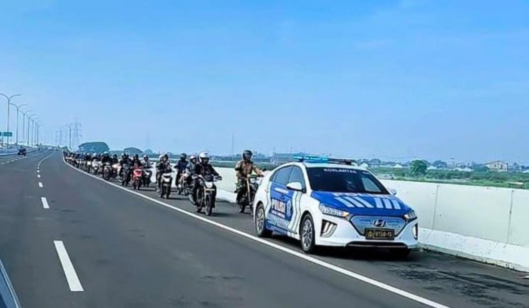 Diskresi Kemanusiaan, Polantas Kawal Ratusan Pemotor Masuk Tol karena Banjir Bekasi