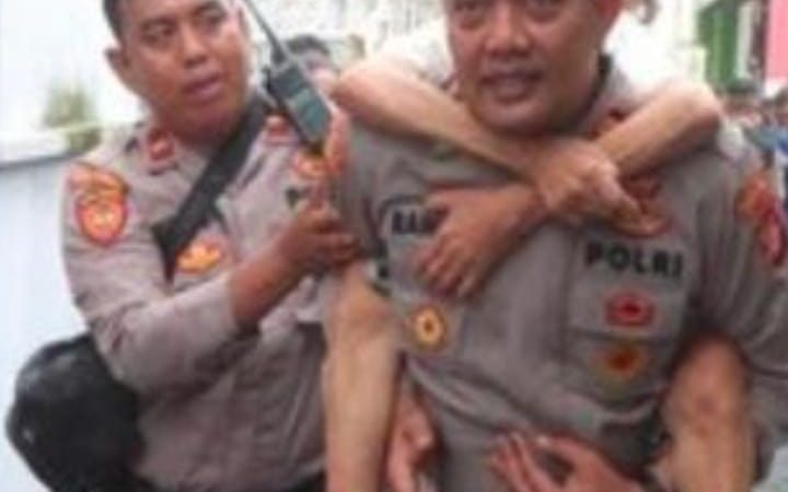 Polisi Gendong Lansia Terjebak Banjir di Cawang