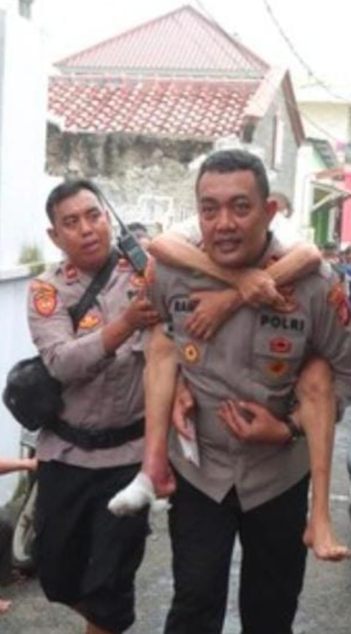 Polisi Gendong Lansia Terjebak Banjir di Cawang