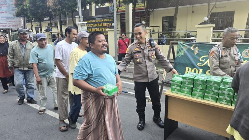 Polsek Medan Timur Bagikan Takjil kepada Masyarakat Jelang Berbuka Puasa