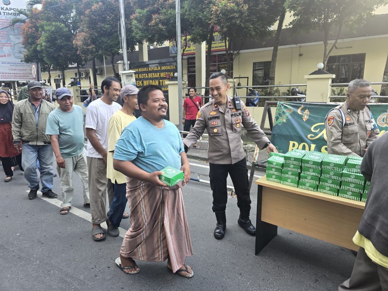 Polsek Medan Timur Bagikan Takjil kepada Masyarakat Jelang Berbuka Puasa