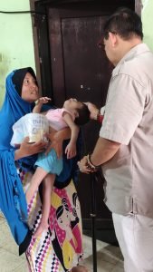 Ketua DPRD Medan, Wong Chun Sen Tarigan Kembali Beri Bantuan Susu, Vitamin dan Sembako Kepada 5 Balita Penderita Stunting