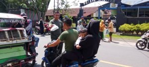 Subdenpom I/5-3 Pangkalan Brandan Gelar Aksi Jum’at Berkah, Bagikan Makanan ke Warga