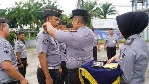 Satu Tingkat Lebih Tinggi, Kepala Lapas Narkotika Langkat Sematkan Tanda Kenaikan Pangkat Enam Orang Pegawai