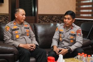 Wakapolda Sumut Jenguk Kapolsek Belawan Korban Lemparan Saat Membubarkan Tawuran