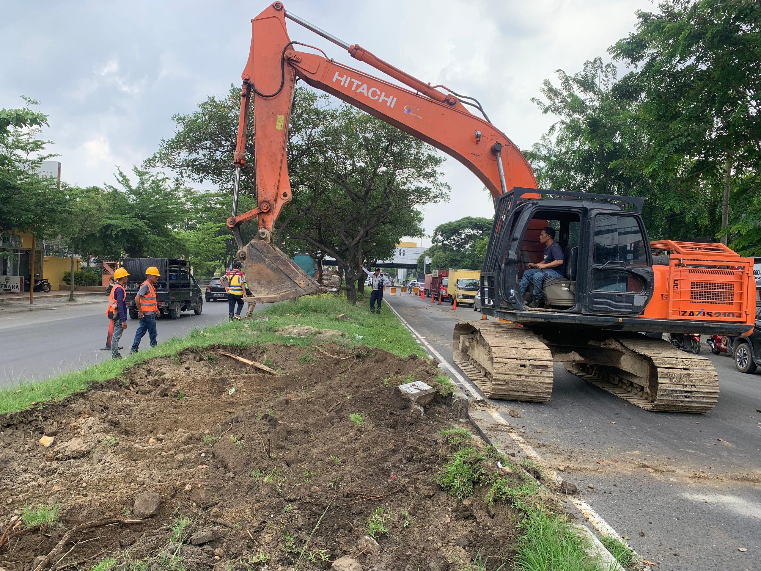 Hasil Atensi Zulkarnaen SKM,, BBJN Bongkar Median Jalan di Seputar Pintu Tol Bandar Selamat