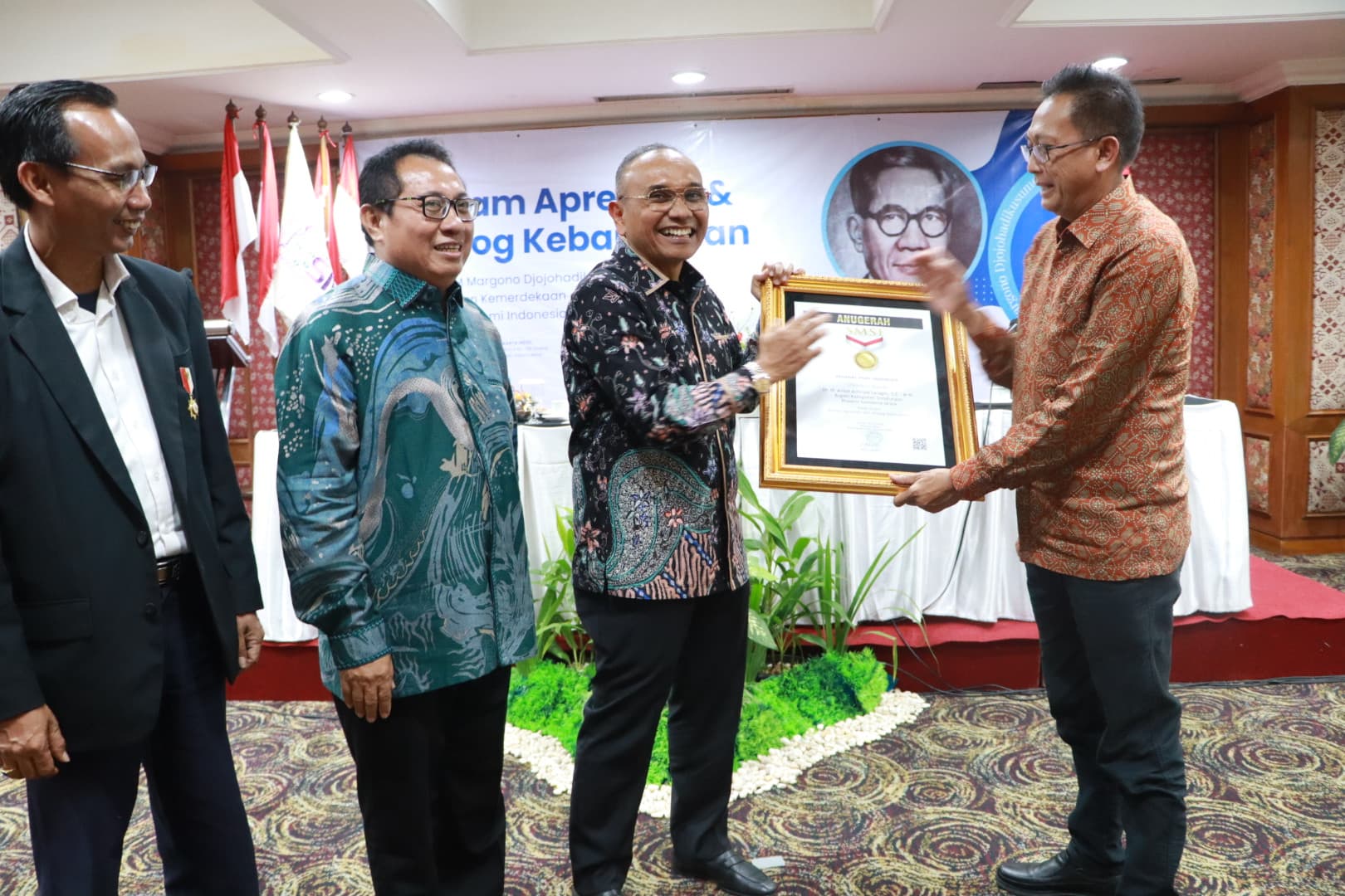 Bupati Simalungun Anton Achmad Saragih Terima Anugerah Sahabat Pers dari SMSI