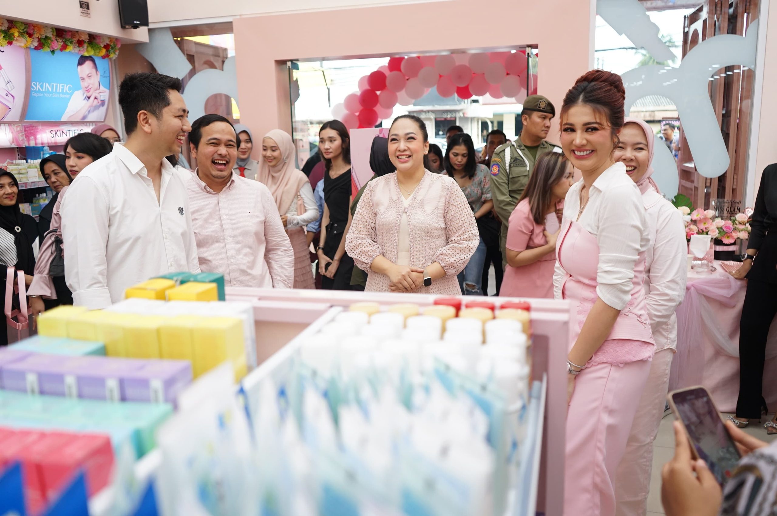 Ketua TP PKK Kota Medan Resmikan Miss Glam USU Store
