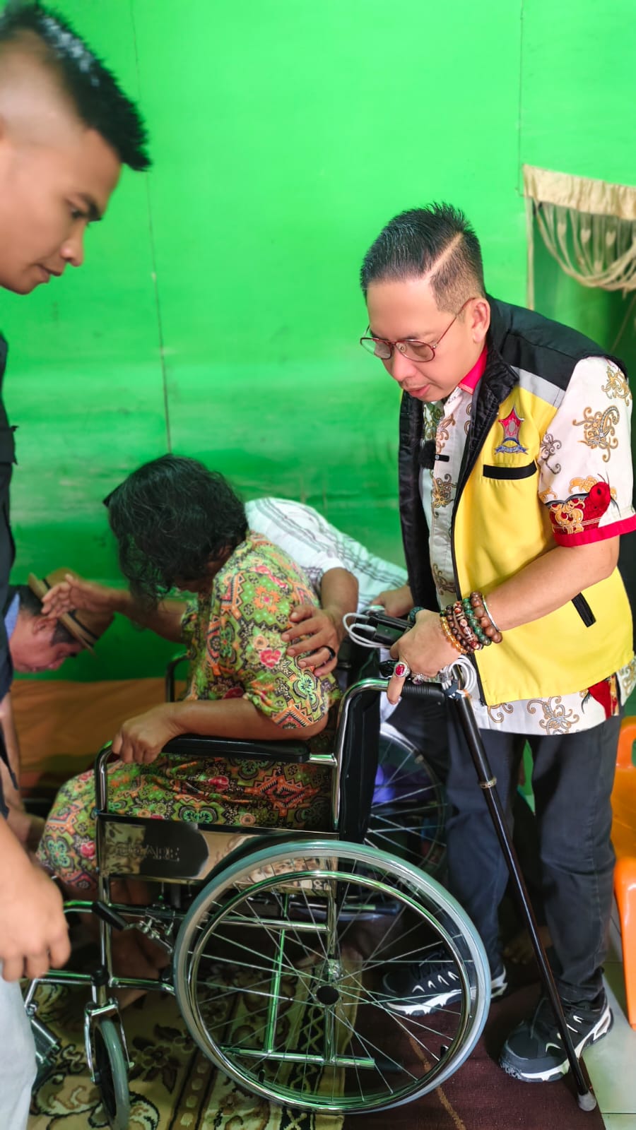 Bantu Kursi Roda untuk Warga Penderita Stroke, Wong Chun Sen Apresiasi Informasi Kru TV One