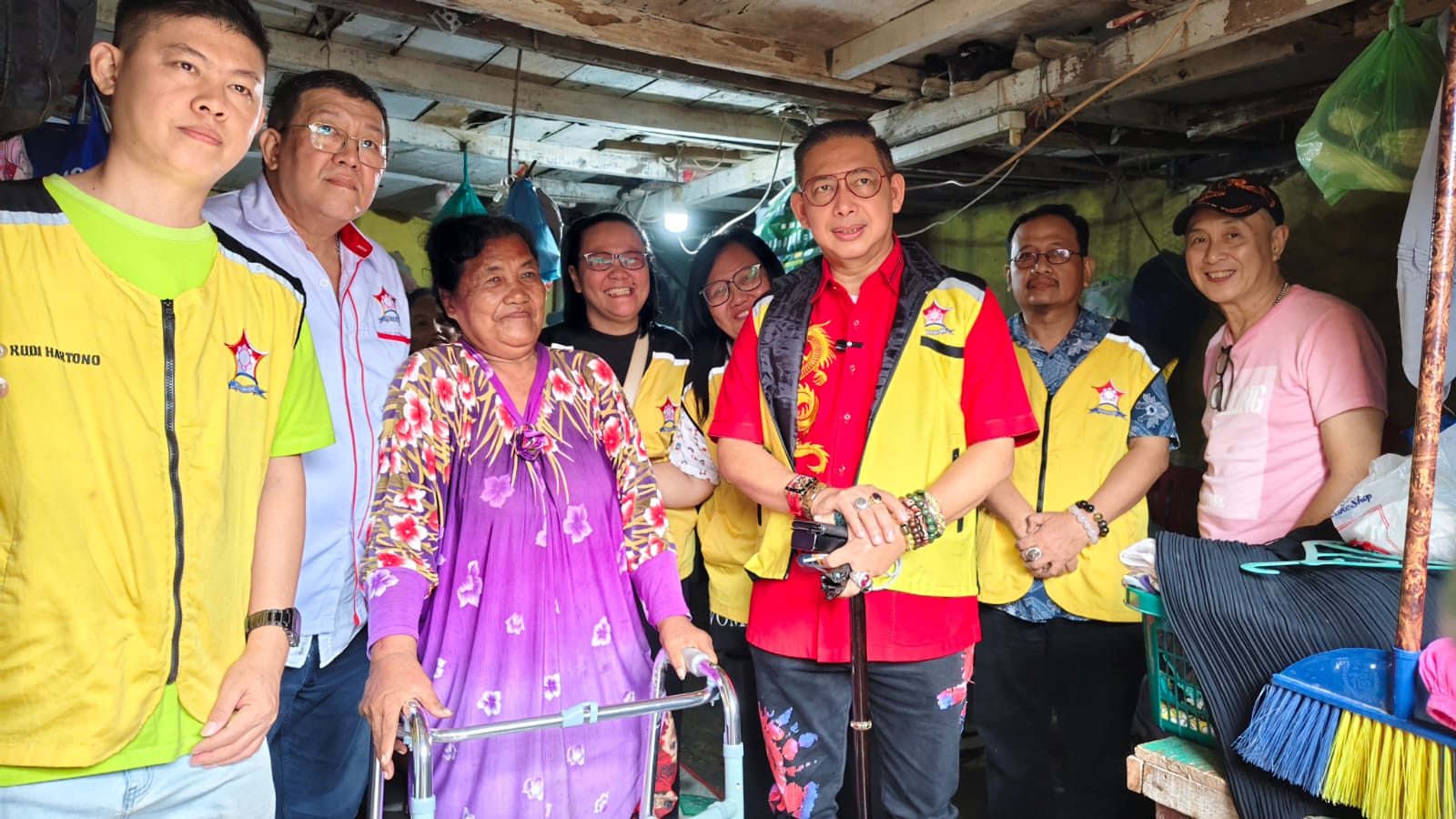 Ketua DPRD Kota Medan Wong Chun Sen Serahkan Alat Bantu Jalan kepada Warga Lansia di Medan
