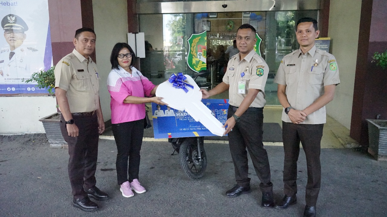 Lilis Simamora Menangkan Sepeda Motor dari Pembayaran PBB, Diserahkan Langsung oleh Plt. Kepala Bapenda Medan