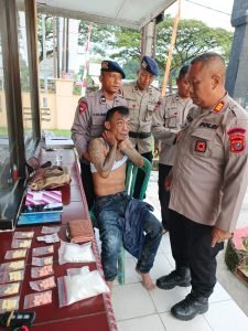 Brimob Merespon Cepat Aduan Masyarakat di Tanjung Morawa, Pria Kecelakaan Ternyata Bawa Narkoba