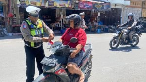 Polres Samosir Hadirkan Semangat Kemerdekaan RI ke-80 kepada Pengendara