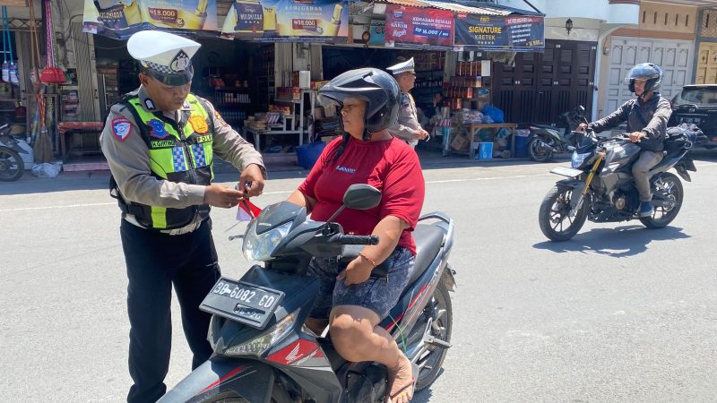 Polres Samosir Hadirkan Semangat Kemerdekaan RI ke-80 kepada Pengendara
