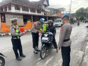 Polres Samosir Turun ke Jalan Pasang 50 Bendera di Kendaraan Warga