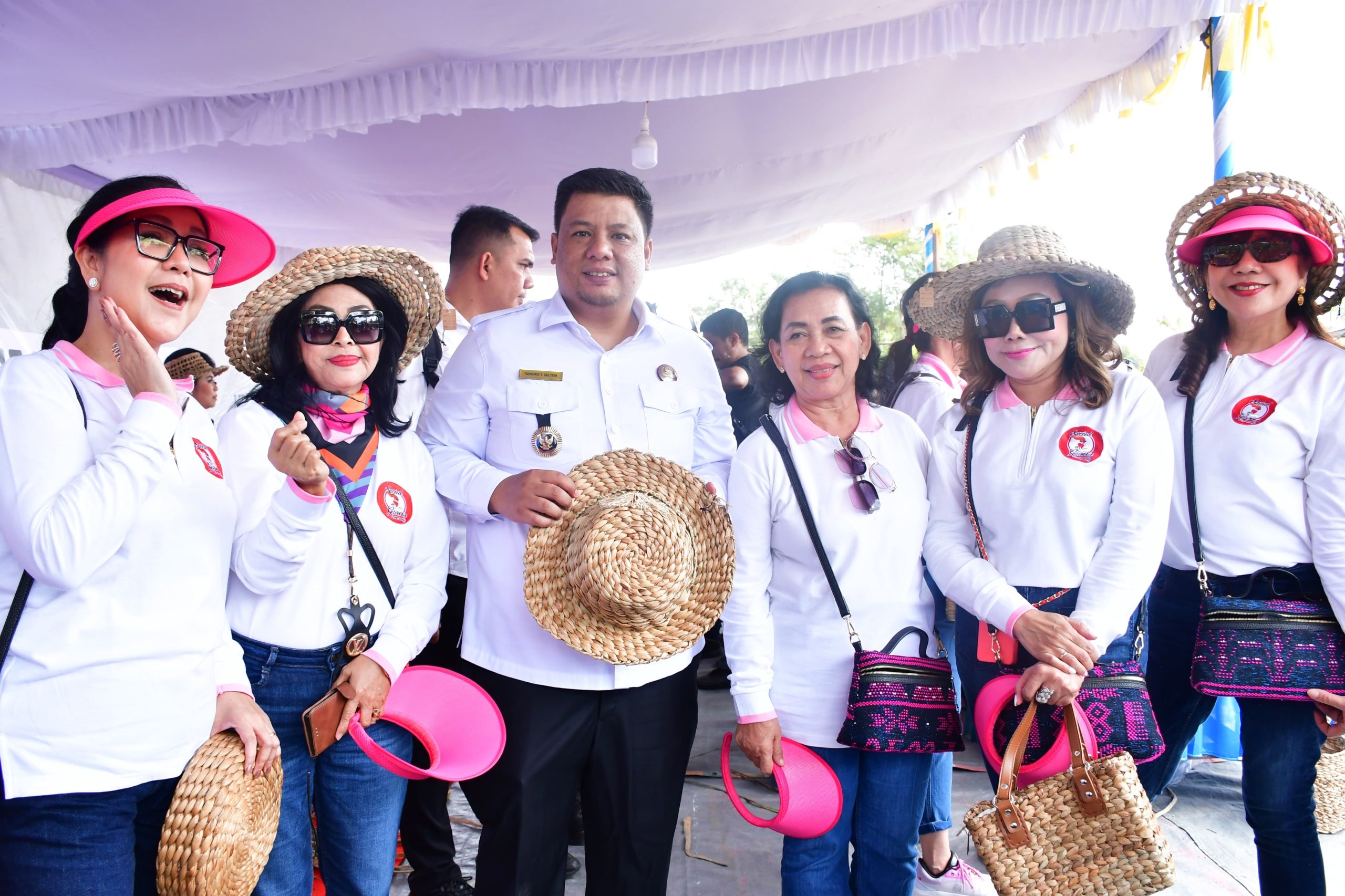 Bupati Samosir Terima Bantuan Mobil Ambulance