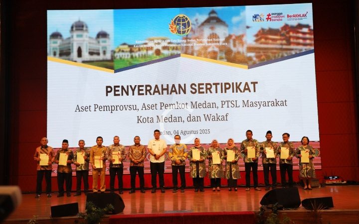 Dukung Kepastian Hukum, BPN Sumut Serahkan Sertipikat Tanah saat Rakerda 2025