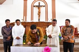 Bupati Samosir Bersama Uskup Agung Medan Tandatangani Prasasti Gereja Katolik Sangkal