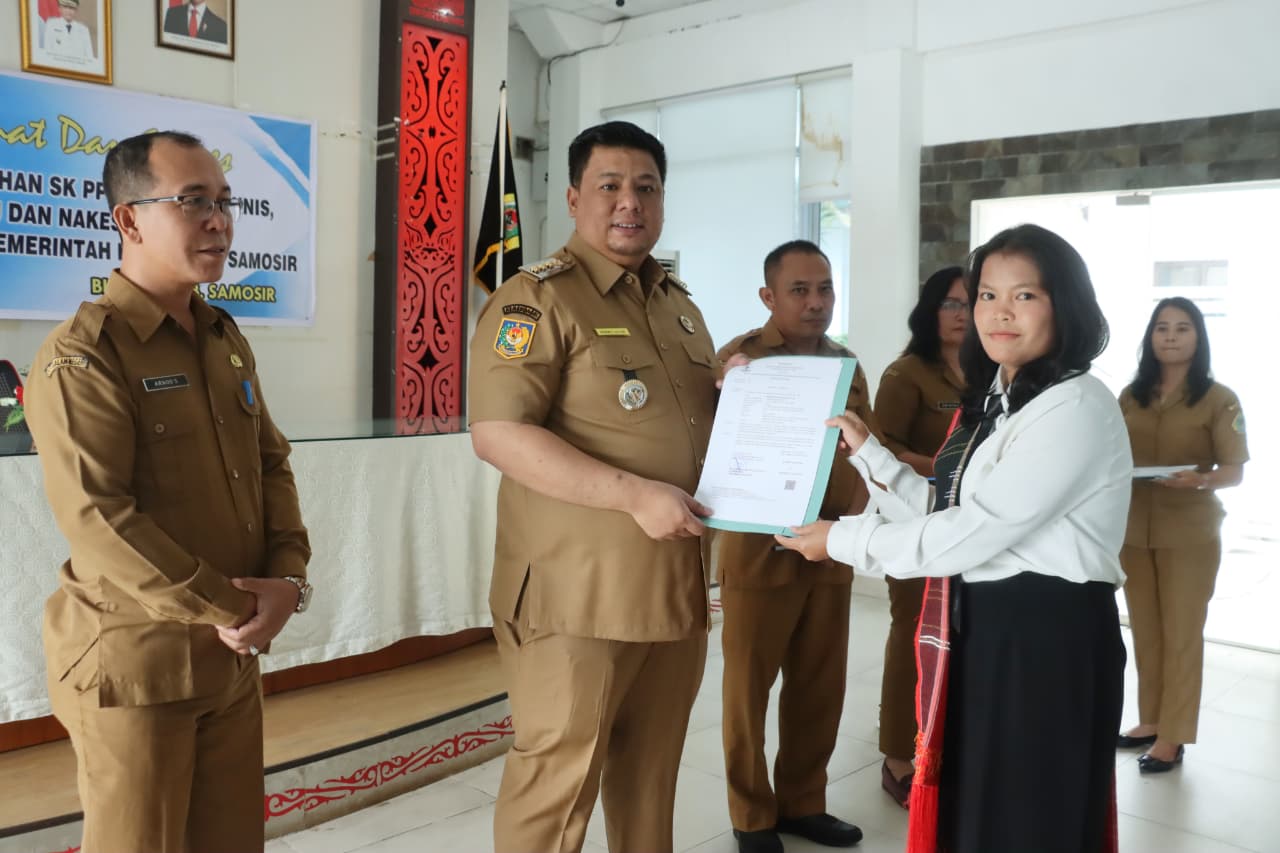 Bupati Samosir Serahkan SK P3K Tahap II Sebagai Inovasi dan Kreatifitas