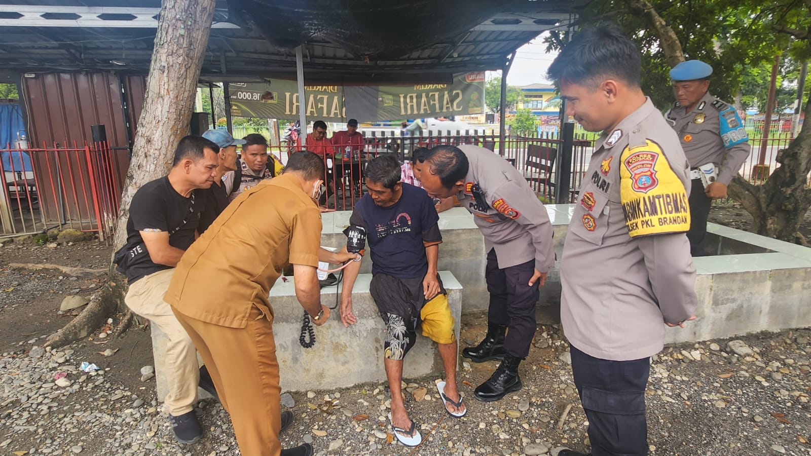 Polisi Gerak Cepat, Selamatkan Warga yang Hanyut di Sungai Pelawi