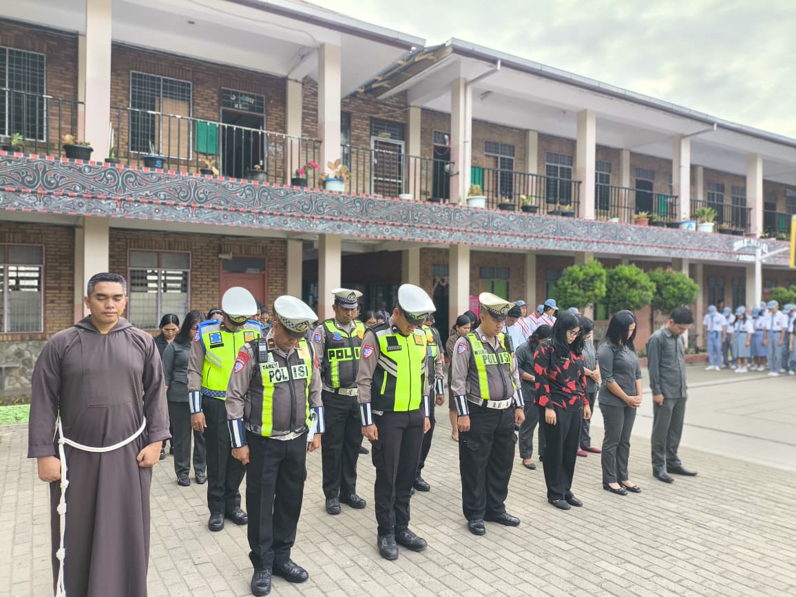 Polres Samosir Salurkan Perlengkapan Lalu Lintas untuk PKS SMA St Mikhael
