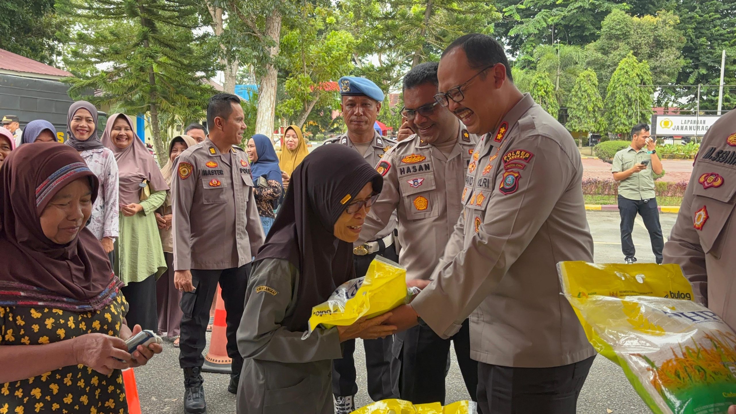 POLRES LANGKAT GELAR GERAKAN PANGAN MURAH, SEDIAKAN 1.200 KARUNG BERAS SPHP UNTUK MASYARAKAT
