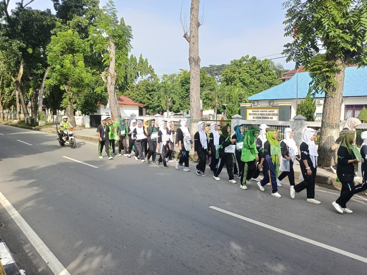 Satlantas Polres Langkat Melaksanakan Pengawalan dan Pengaturan Giat Gerak Jalan Dalam Rangka ospek Mahasiswa baru Akper pal