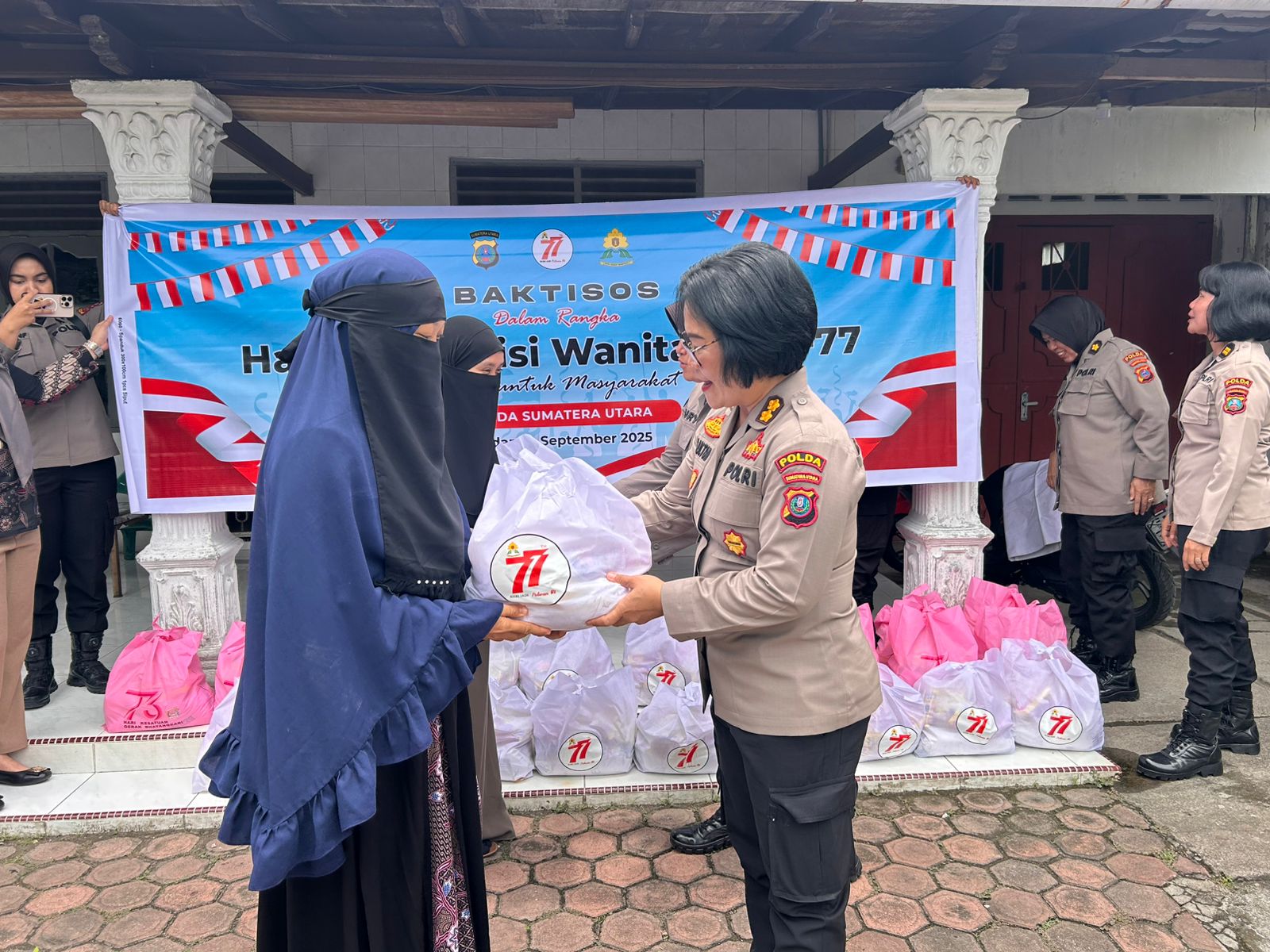Srikandi Polri Berbagi Kasih: Polwan Polda Sumut Gelar Bakti Sosial HUT ke-77