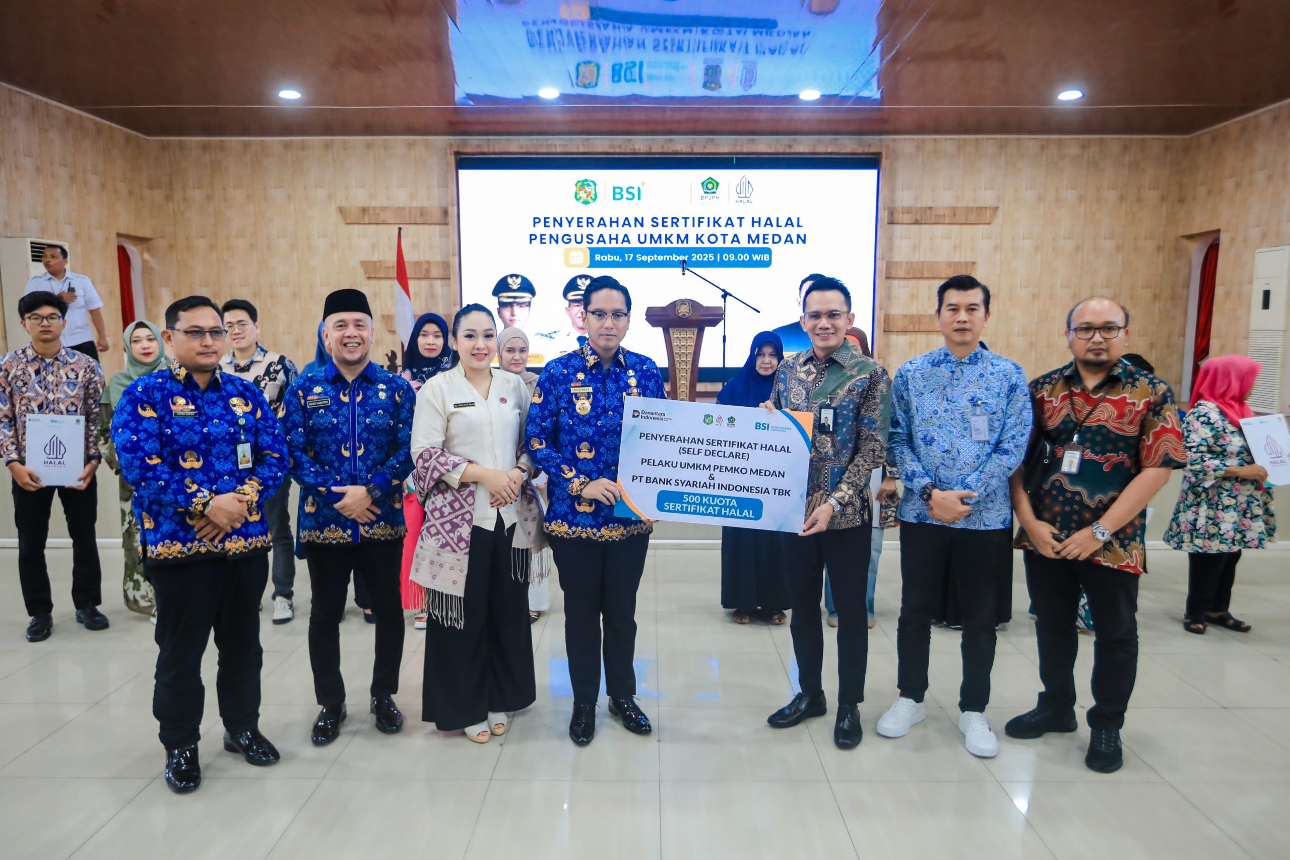 Rico Waas Serahkan Sertifikat Halal Bagi Pelaku UMKM