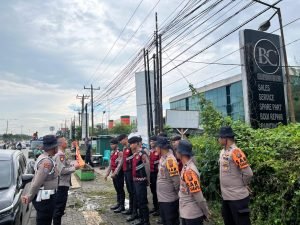 Personel Ditsamapta Polda Sumut Sigap Bantu Warga di Tengah Banjir Jalan SM Raja – Amplas Medan