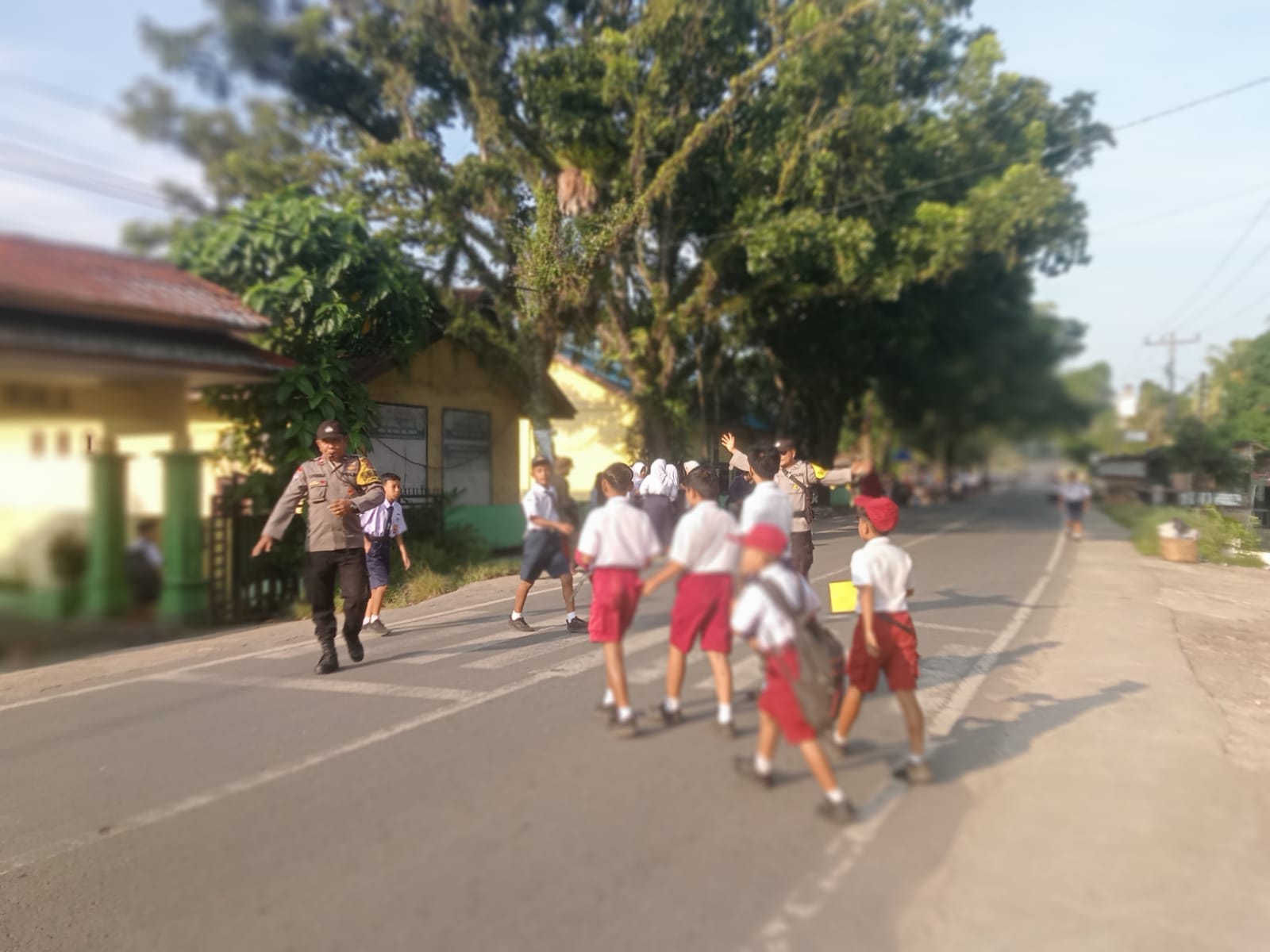 Polisi Hadir di Tengah Masyarakat, Bhabinkamtibmas Polsek Kuala Gatur Pagi di Depan SMPN 1 Kuala