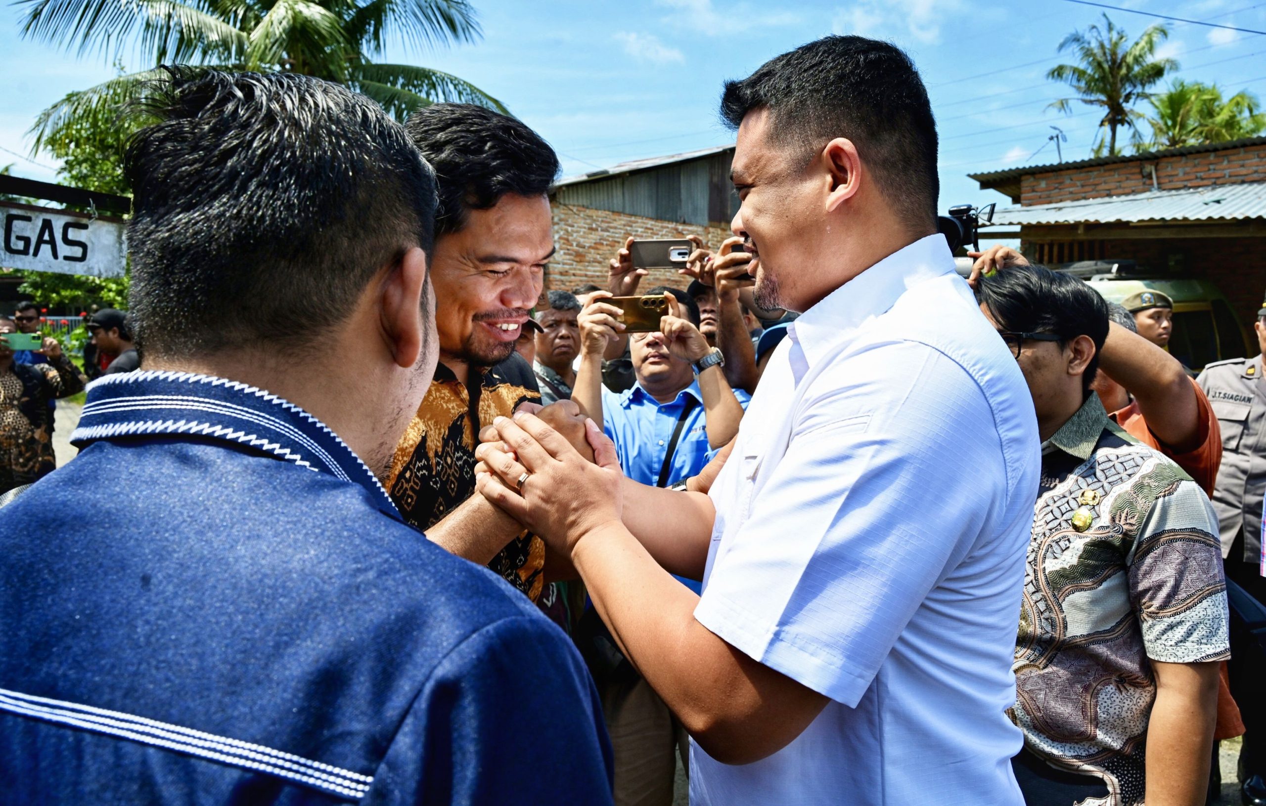Gubernur Sumut Bobby Nasution Temui Guru SMK 1 Kutalimbaru yang Dilaporkan Orang Tua Siswa