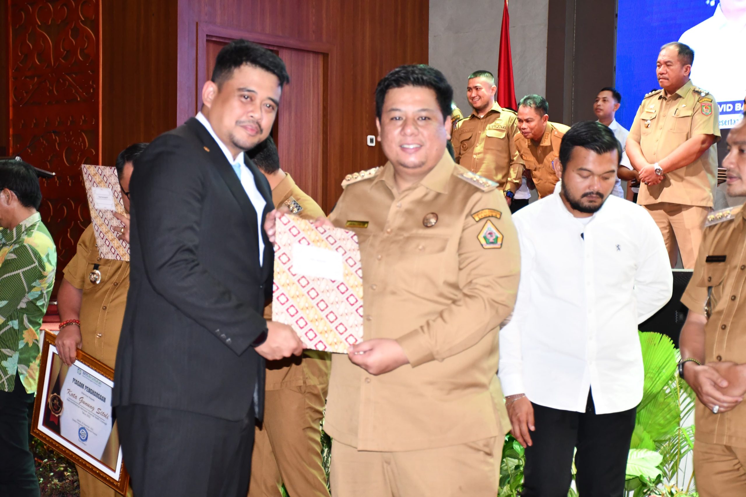 Bupati Samosir Terima Penghargaan UHC dari Gubernur Sumut