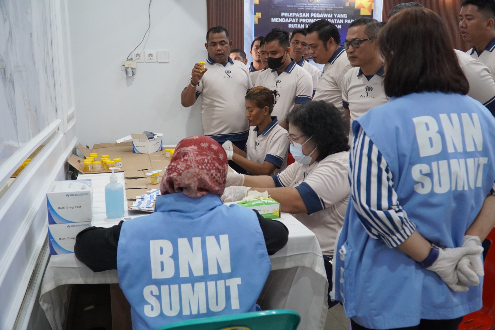 Pegawai Rutan Kelas I Medan dan Warga Binaan Tes Urine Wujud Komitmen Perangi Narkoba