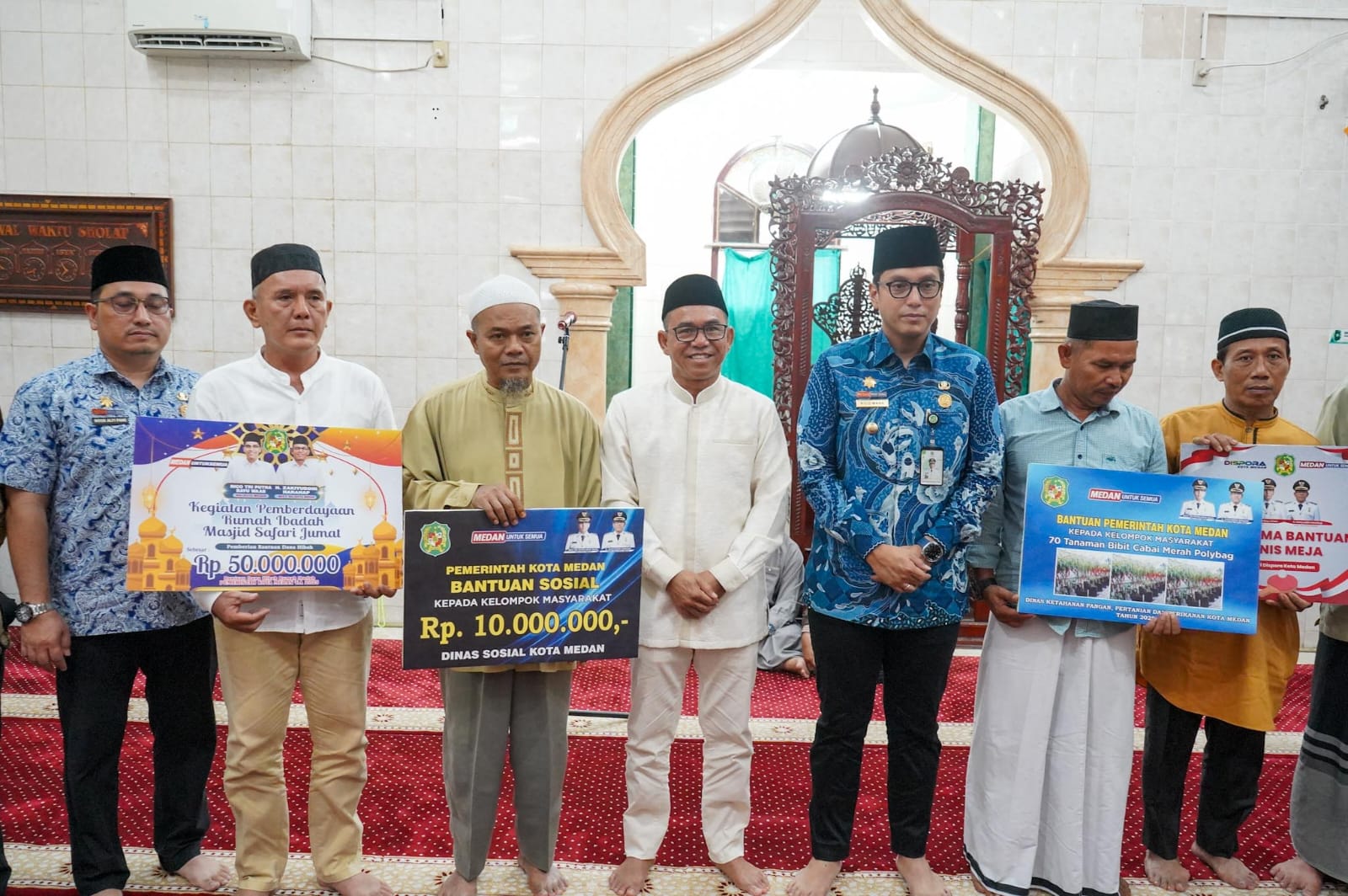 Rico Waas Tanggapi Aspirasi Jamaah Masjid Al- Ikhwan Saat Safari Jumat.