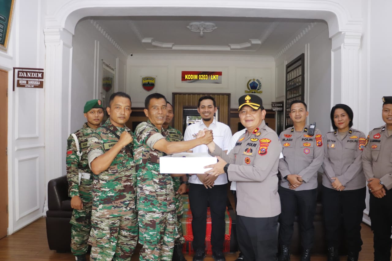Polres Langkat Berikan Kue Ulang Tahun Secara Serentak kepada TNI dalam Rangka HUT TNI ke-80