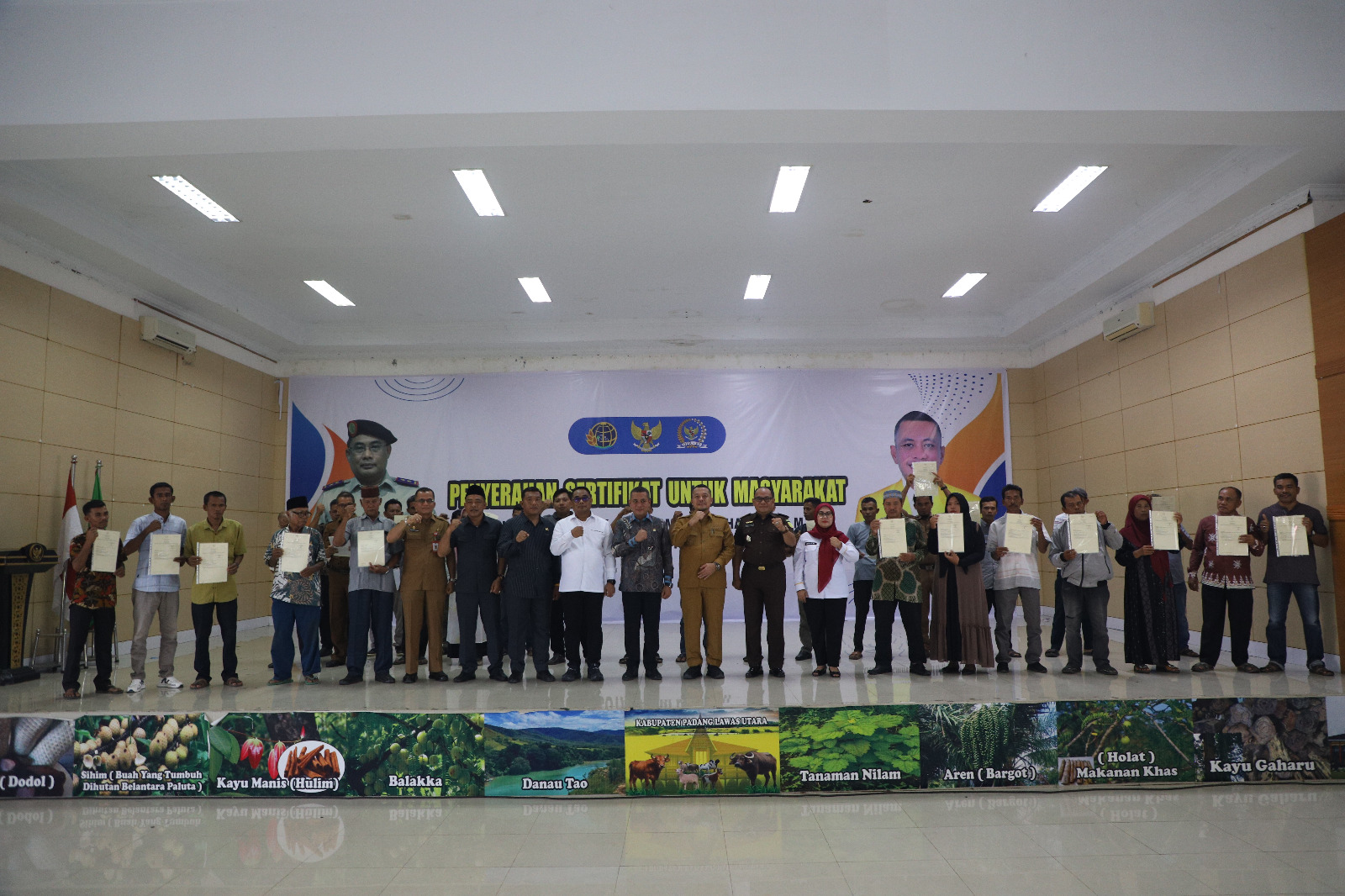 Penyerahan Sertipikat Program PTSL di Kabupaten Padang Lawas Utara