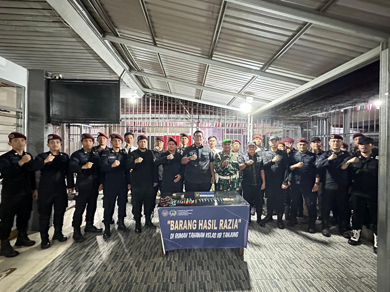 Cegah Gangguan Keamanan dan Ketertiban Serta Berantas Penyalahgunaan Dan Peredaran Gelap Narkotika, Jajaran Rutan Tanjung Laksanakan Inspeksi Razia Mendadak Dibantu Aparat Penegak Hukum Setempat