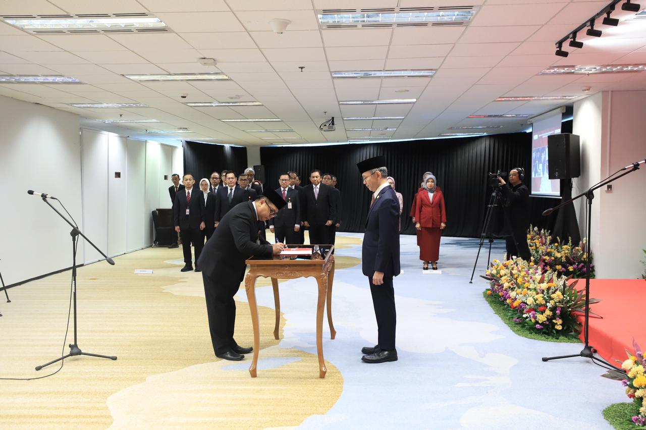 Ketua Dewan Komisioner Lantik Kepala Kantor OJK Provinsi Maluku Utara