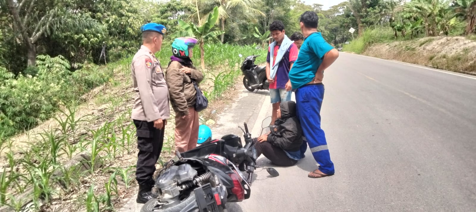 Gerak Cepat Polres Samosir Bantu Korban kecelakaan di Jalan Tolping, Simanindo.